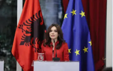 Rama: Në ministrinë e Jashtme punon Elisa, sekretarja dhe roja!