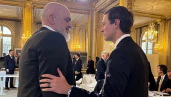 Rama takon dhëndrin e Trump, Jared Kushner në Paris/ Ndan foto duke u përqafuar