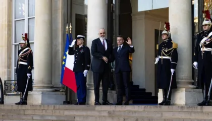 Rama vizitë zyrtare në Paris, pritet nga presidenti francez Macron në Pallatin Elysée