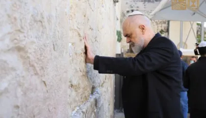 Rama viziton Murin e Lotëve në Jerusalem dhe lë një mesazh për paqen