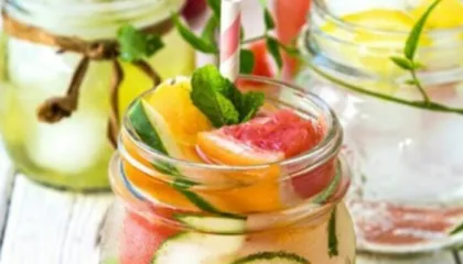 Receta detox pas festave, çfarë të pini për të eliminuar fryrjen e stomakut