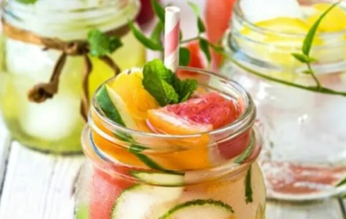 Receta detox pas festave, çfarë të pini për të eliminuar fryrjen e stomakut