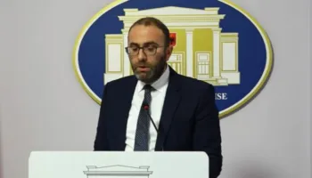 “Regjim i korruptuar që ka humbur kontrollin”/ Reagon Bardhi pas protestës: Kryeministër i skaduar