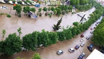 Regjistrohet viktima e parë nga përmbytjet! Doli në terren, punonjësin e ndërmarrjes komunale e merr rrjedha e ujit