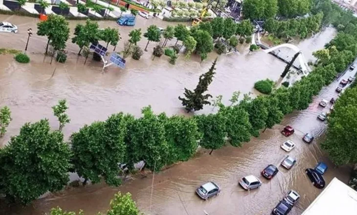 Regjistrohet viktima e parë nga përmbytjet! Doli në terren, punonjësin e ndërmarrjes komunale e merr rrjedha e ujit