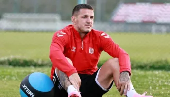 Rei Manaj e ka ndarë mendjen, “zhduket” nga arabët dhe mban gjallë ëndrrën e klubit të bllokuar në FIFA