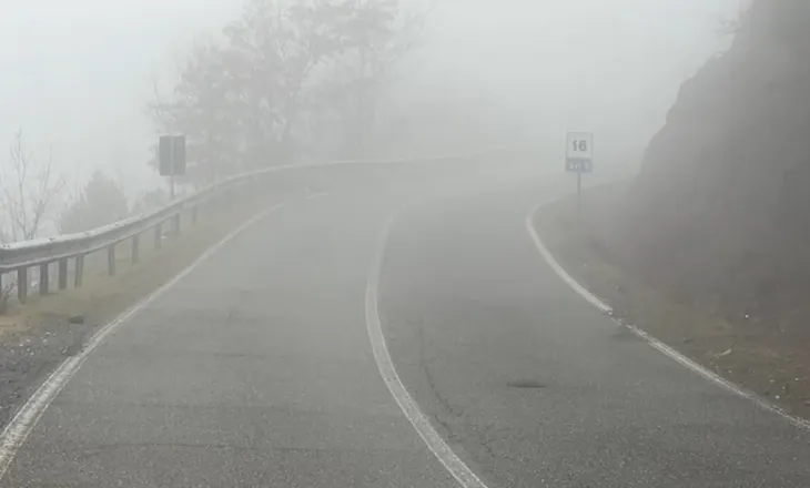 Rënie gurësh dhe mjegull e dendur, qarkullimi i vështirë në Skuraj-Burrel