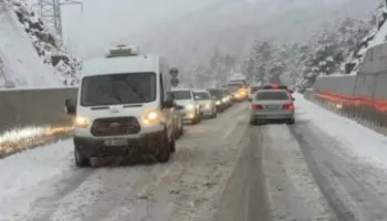 Reshje dëbore/ Probleme në Rrugën e Arbrit, disa makina dalin nga rruga dhe përfundojnë në kanal