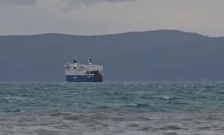 Reshje dhe erë e fortë, pezullohen lundrimet në Vlorë