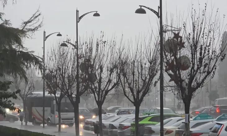 Reshje shiu dhe stuhi ere në Fier, hidrovoret gati për të shmangur çdo problem të mundshëm