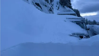 Reshje të dëndura dëbore dhe orteqe/ Bllokohet rruga për në Theth, trashësia arrin në 2 metra