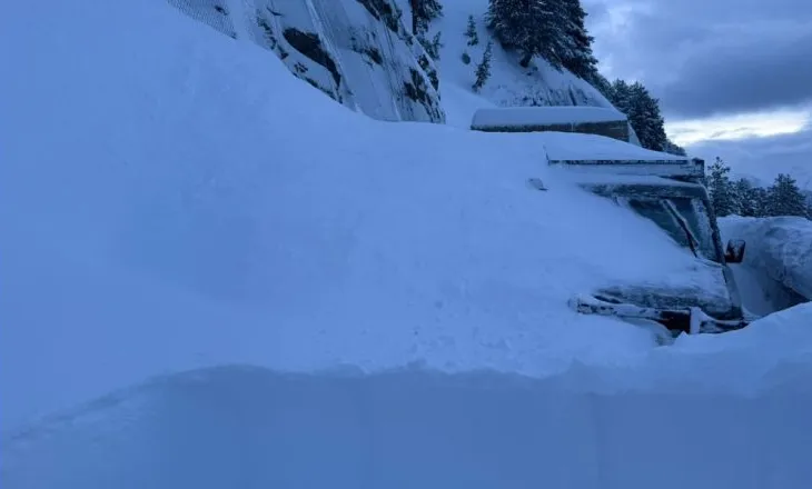 Reshje të dëndura dëbore dhe orteqe/ Bllokohet rruga për në Theth, trashësia arrin në 2 metra