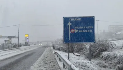 Reshje të dendura dëbore në Bulqizë, vështirësi në qarkullim