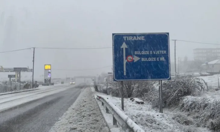 Reshje të dendura dëbore në Bulqizë, vështirësi në qarkullim