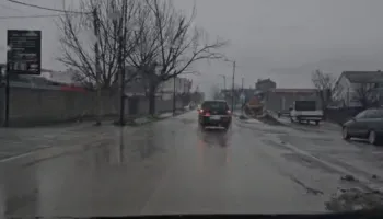 Reshje të dendura në qarkun e Kukësit/ Përmbyten rrugë dhe lagje në qytet, banorët mbeten të izoluar