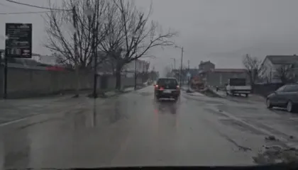 Reshje të dendura në qarkun e Kukësit/ Përmbyten rrugë dhe lagje në qytet, banorët mbeten të izoluar