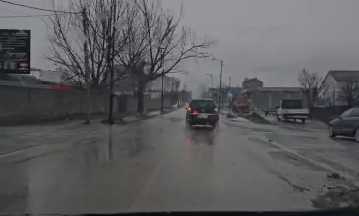 Reshje të dendura në qarkun e Kukësit/ Përmbyten rrugë dhe lagje në qytet, banorët mbeten të izoluar