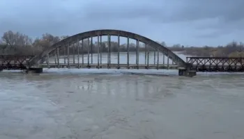 Reshje të dendura në Vlorë/ Vjosa del nga shtrati, dëmtohen banesa dhe çahen rrugët