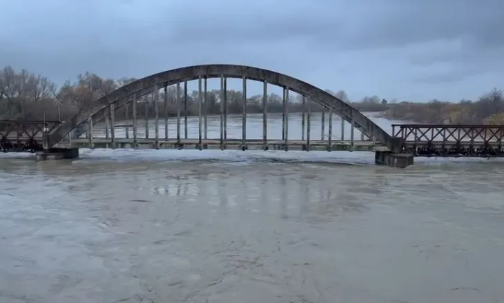 Reshje të dendura në Vlorë/ Vjosa del nga shtrati, dëmtohen banesa dhe çahen rrugët