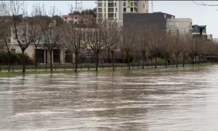 Reshje të dendura, përmbytet edhe burgu i Durrësit