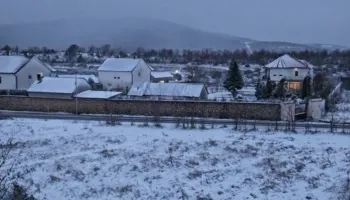 Reshje të dendura shiu dhe dëbore, si parashikohet moti këtë të enjte