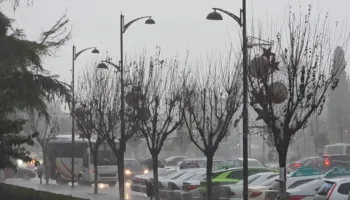 Reshje të dendura shiu dhe stuhi ere në Fier, hidrovaret në gatishmëri për të shmangur përmbytjet