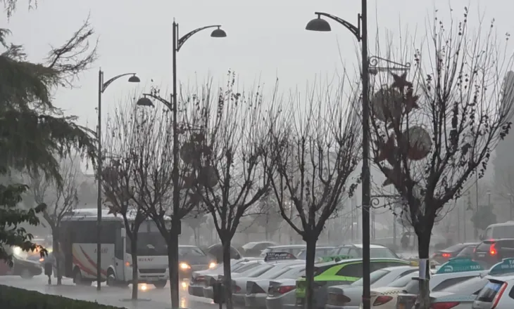 Reshje të dendura shiu dhe stuhi ere në Fier, hidrovaret në gatishmëri për të shmangur përmbytjet