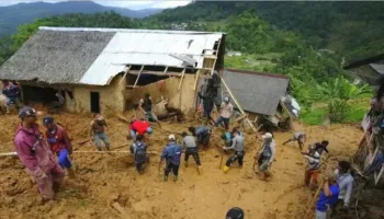 Reshje të dendura shiu në Indonezi, të paktën 10 të vdekur dhe dhjetëra të zhdukur pas rrëshqitjes së dheut