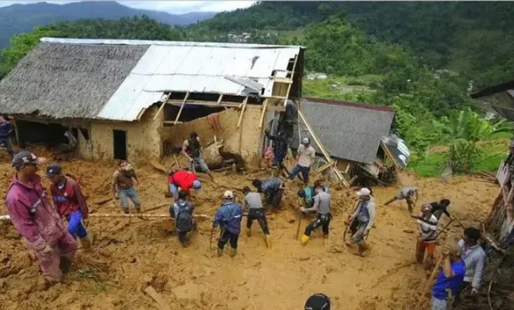 Reshje të dendura shiu në Indonezi, të paktën 10 të vdekur dhe dhjetëra të zhdukur pas rrëshqitjes së dheut