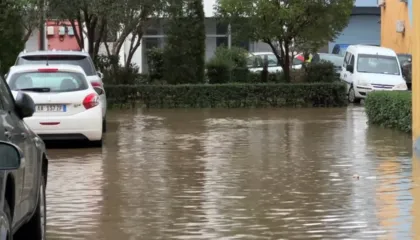 Reshje të dendura shiu në Qarkun Lezhë/ Rritet niveli i lumit Drin dhe Mat, përmbytje në disa zona