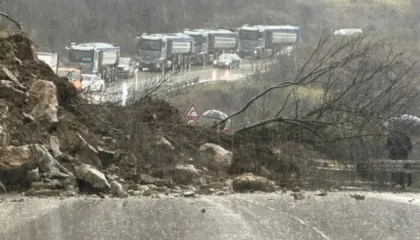 Reshjet, bllokohen disa segmente rrugore në qarkun Gjirokastër, mungesë energjie në Kurvelesh dhe Lazarat