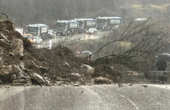 Reshjet, bllokohen disa segmente rrugore në qarkun Gjirokastër, mungesë energjie në Kurvelesh dhe Lazarat