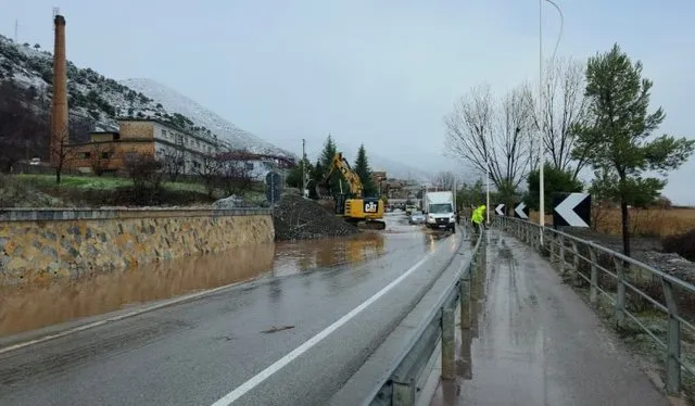 Reshjet bllokojnë aksin Pogradec-Qafë Thanë, lëvizja vetëm me një korsi