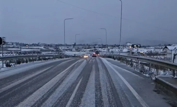 Reshjet e borës përfshijnë Kukësin, dëme në infrastrukturë dhe zona të izoluara