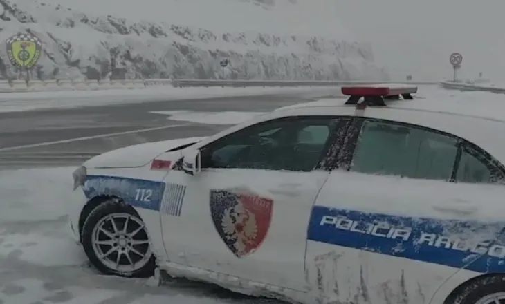Reshjet e borës sjellin kaos në rrugë! Ndalohen kamionët në Qafë Thanë, policia apel qytetarëve