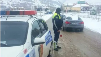 Reshjet e borës vështirësojnë qarkullimin në disa zona të vendit, Policia bën apel për kujdes në rrugë