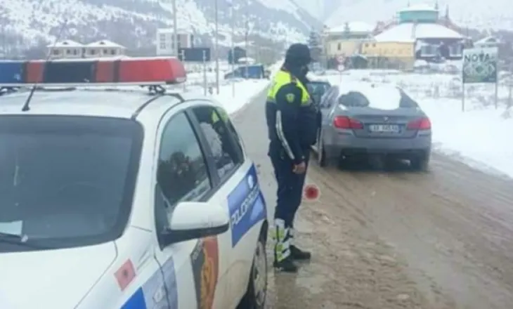 Reshjet e borës vështirësojnë qarkullimin në disa zona të vendit, Policia bën apel për kujdes në rrugë