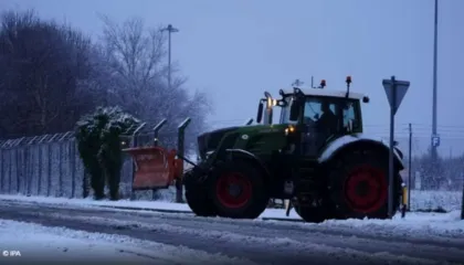 Reshjet e dëborës devijojnë fluturimet për në Brindisi, shqiptarët kthehen në atdhe me traget