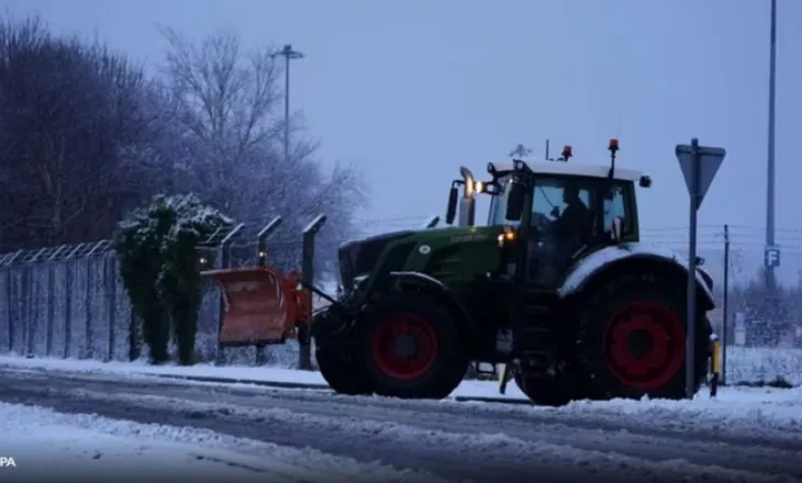 Reshjet e dëborës devijojnë fluturimet për në Brindisi, shqiptarët kthehen në atdhe me traget