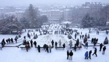 Reshjet e dëborës në Paris, anulohen disa fluturime
