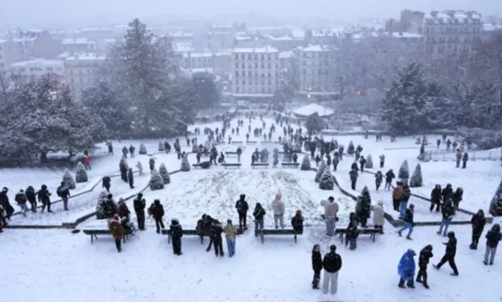 Reshjet e dëborës në Paris, anulohen disa fluturime