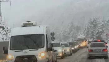 Reshjet e dëborës në Rrugën e Arbrit, disa makina dalin nga rruga dhe përfundojnë në kanal