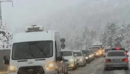 Reshjet e dëborës në Rrugën e Arbrit, disa makina dalin nga rruga dhe përfundojnë në kanal