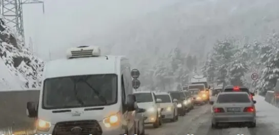 Reshjet e dëborës në Rrugën e Arbrit, disa makina dalin nga rruga dhe përfundojnë në kanal