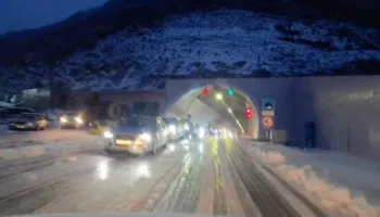 Reshjet e dëborës/ Qindra mjete të bllokuara brenda tunelit të Murrizit