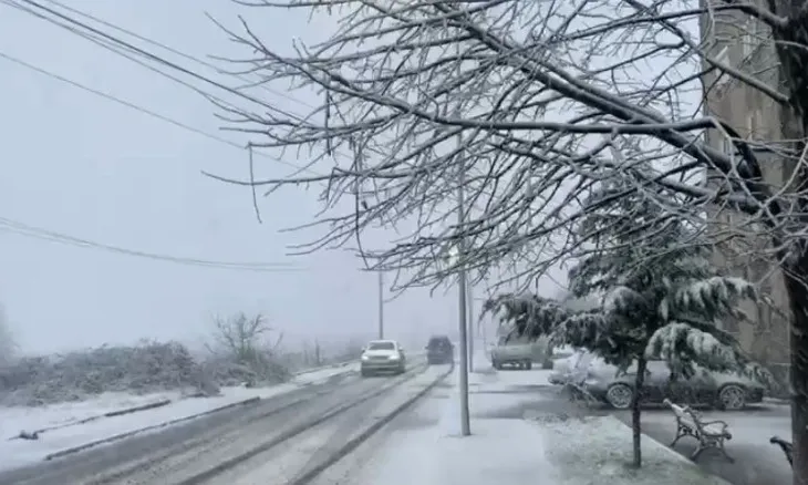 Reshjet e dëborës zbardhin qarkun e Dibrës, akset rrugore të kalueshme