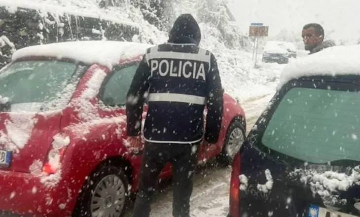 Reshjet e dëborës “zbardhin” rrugën e Arbrit, bllokohet qarkullimi i automjeteve nga makinat pa zinxhir