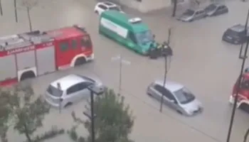 Reshjet e dendura bllokojnë rrugët, pezullohet mësimi në shumicën e shkollave në Durrës