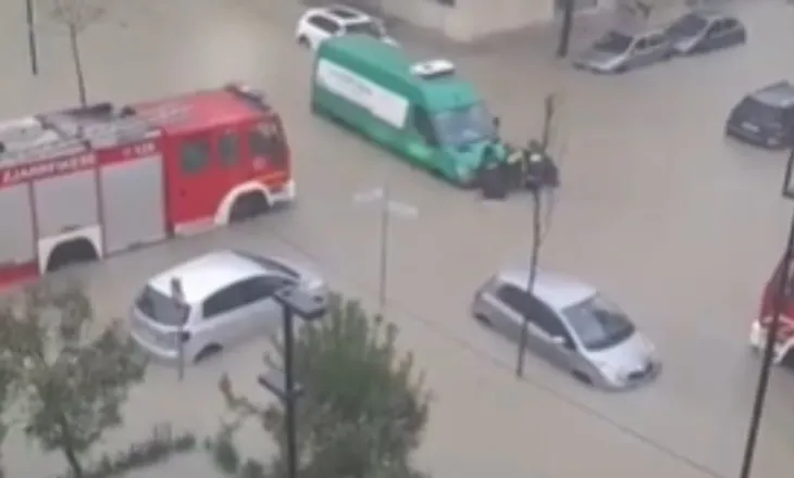 Reshjet e dendura bllokojnë rrugët, pezullohet mësimi në shumicën e shkollave në Durrës