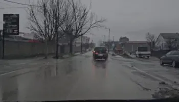 Reshjet e dendura në Kukës/ Përmbyten rrugë dhe lagje në qytet, banorët të izoluar